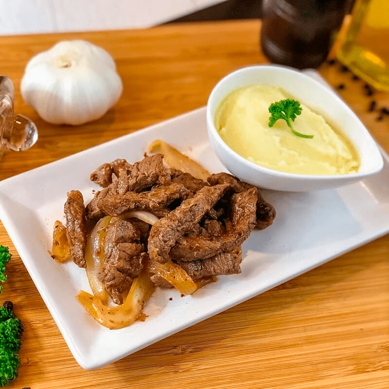 Bife Acebolado com Purê de Batata "Mistura Unitária"